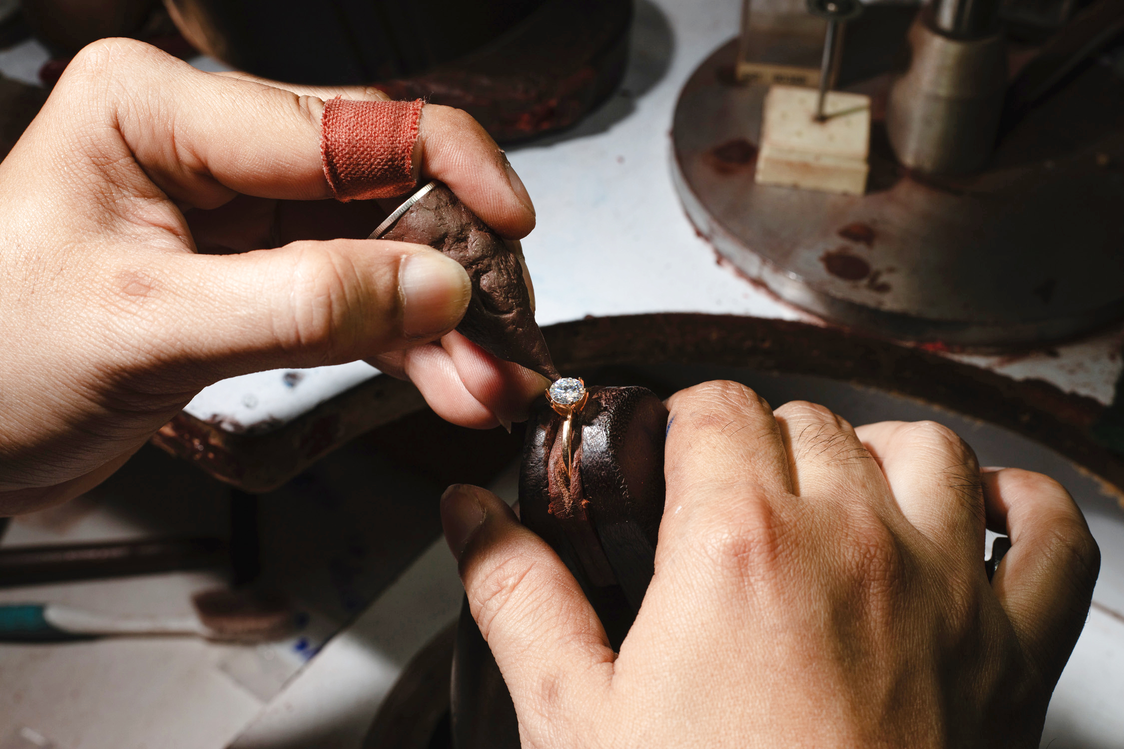 Custom jewellery diamond ring setting by hand Bangkok Jay Gems atelier