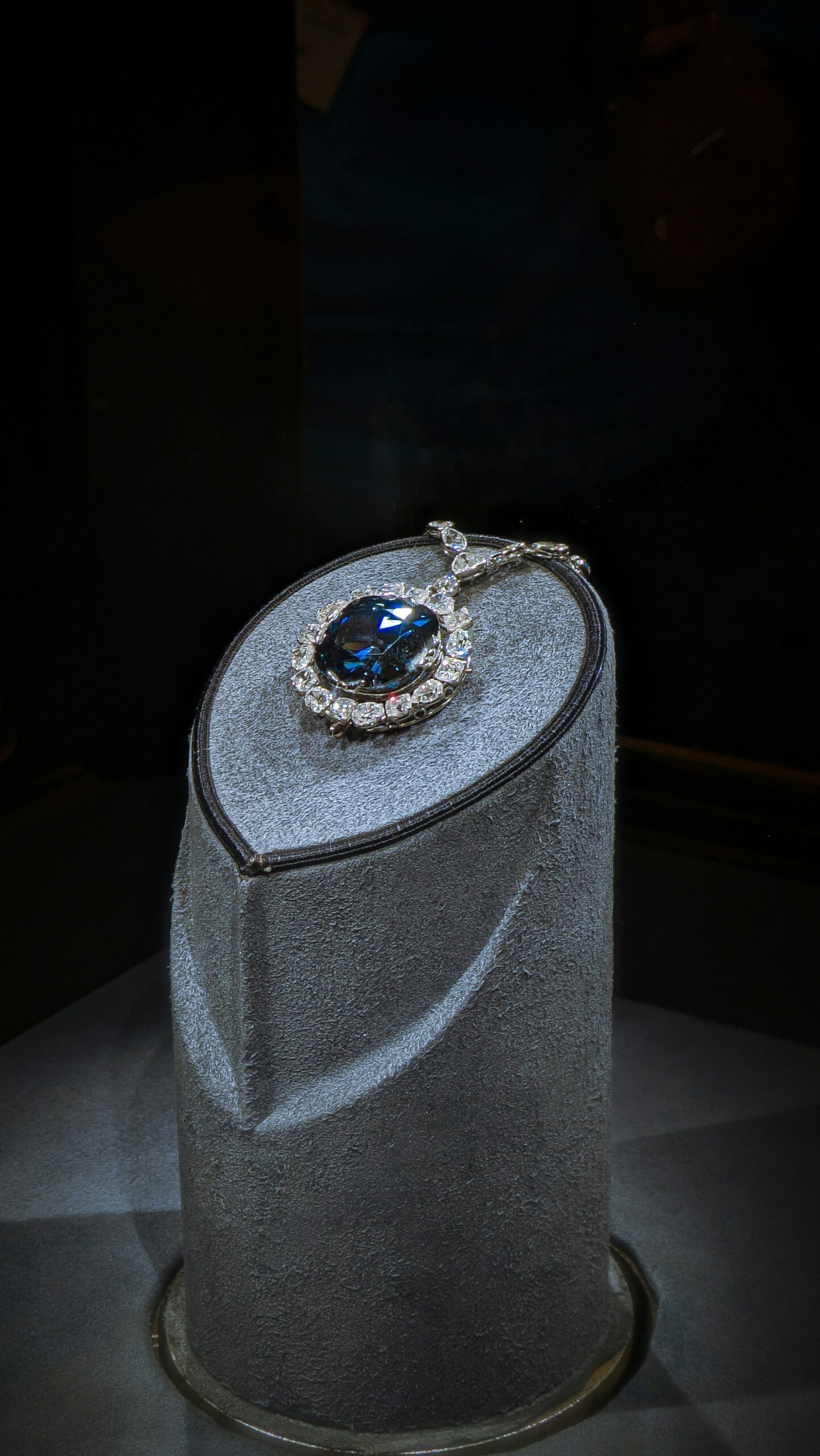 Custom sapphire and diamond pendant necklace by Jay Gems Bangkok